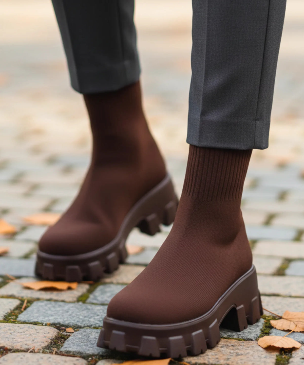 Detailansicht des elastischen Strickgewebes am Sockenstiefel in Schwarz