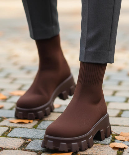 Detailansicht des elastischen Strickgewebes am Sockenstiefel in Schwarz