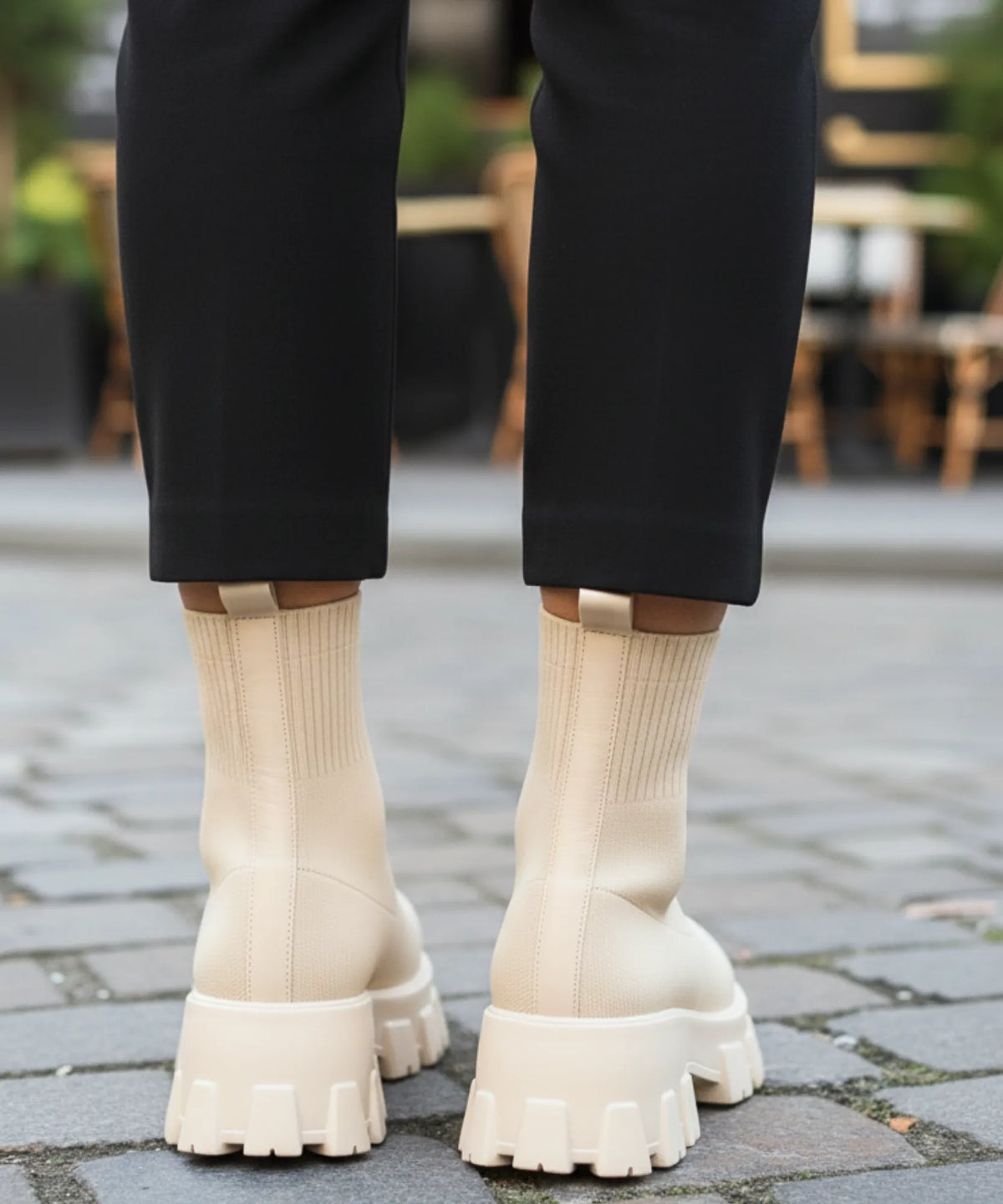 Strick-Sockenstiefel kombiniert mit Straight-Leg-Jeans in Schwarz
