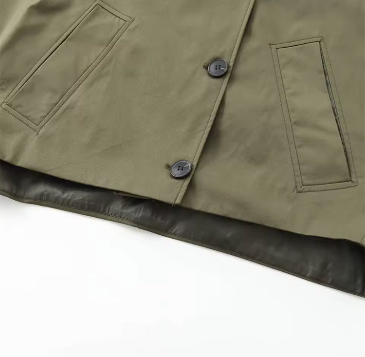 Damen-Trenchcoat Vera Weiß – Detailaufnahme Kapuze und Knopfleiste
