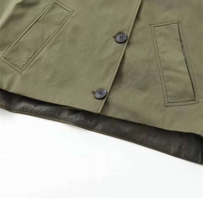 Damen-Trenchcoat Vera Weiß – Detailaufnahme Kapuze und Knopfleiste