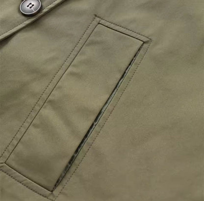 Vera Trenchcoat Beige – lässig getragen über Business-Outfit