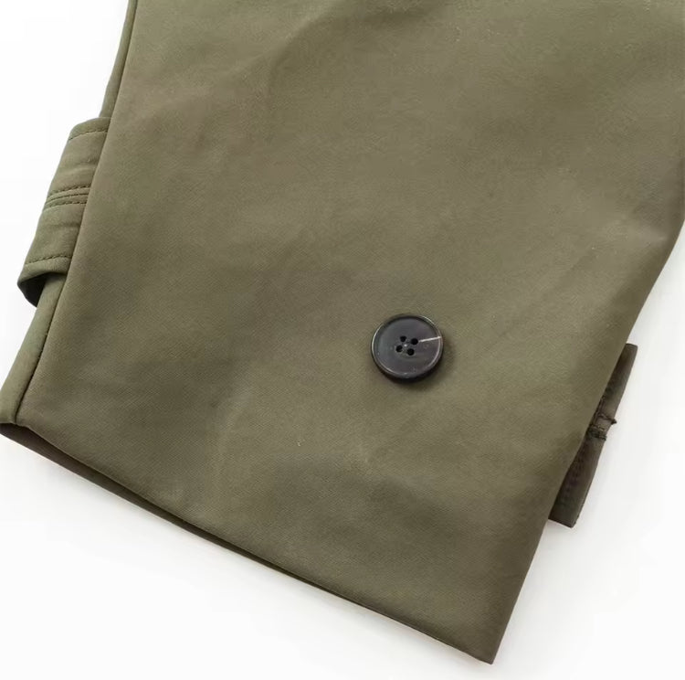 Nahaufnahme Ärmel und Saum Damen-Trenchcoat Vera in Khaki