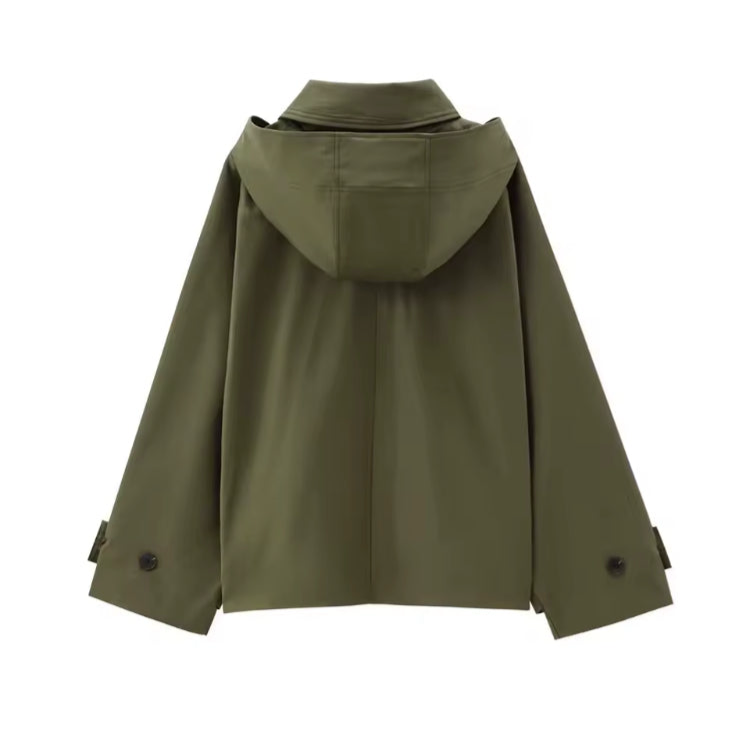 Vera Trenchcoat in Bordeaux – elegante Knopfleiste und dezente Kapuze