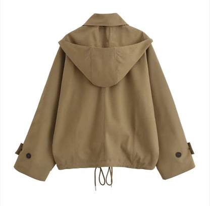 Seitenansicht Vera Trenchcoat Beige – taillierter Schnitt und Kapuze