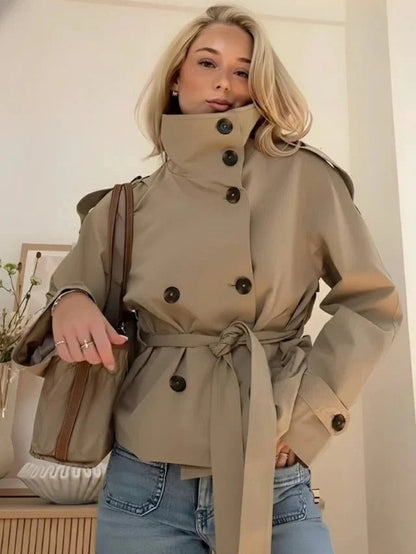 Damen Trenchjacke Khaki mit hohem Stehkragen und zweireihiger Knopfleiste
