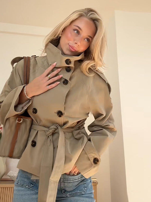 Klassische Trenchjacke mit abnehmbarem Bindegürtel und Schulterklappen in Khaki