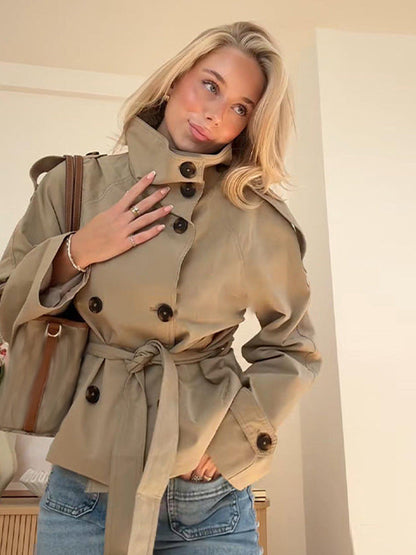 Klassische Trenchjacke mit abnehmbarem Bindegürtel und Schulterklappen in Khaki