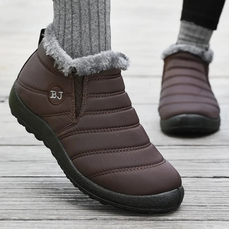 Damen tragen Fenja gefütterte Stiefel beim Winterspaziergang