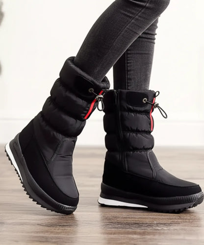Kira Schneestiefel Schwarze Variante getragen mit Jeans Alltagslook