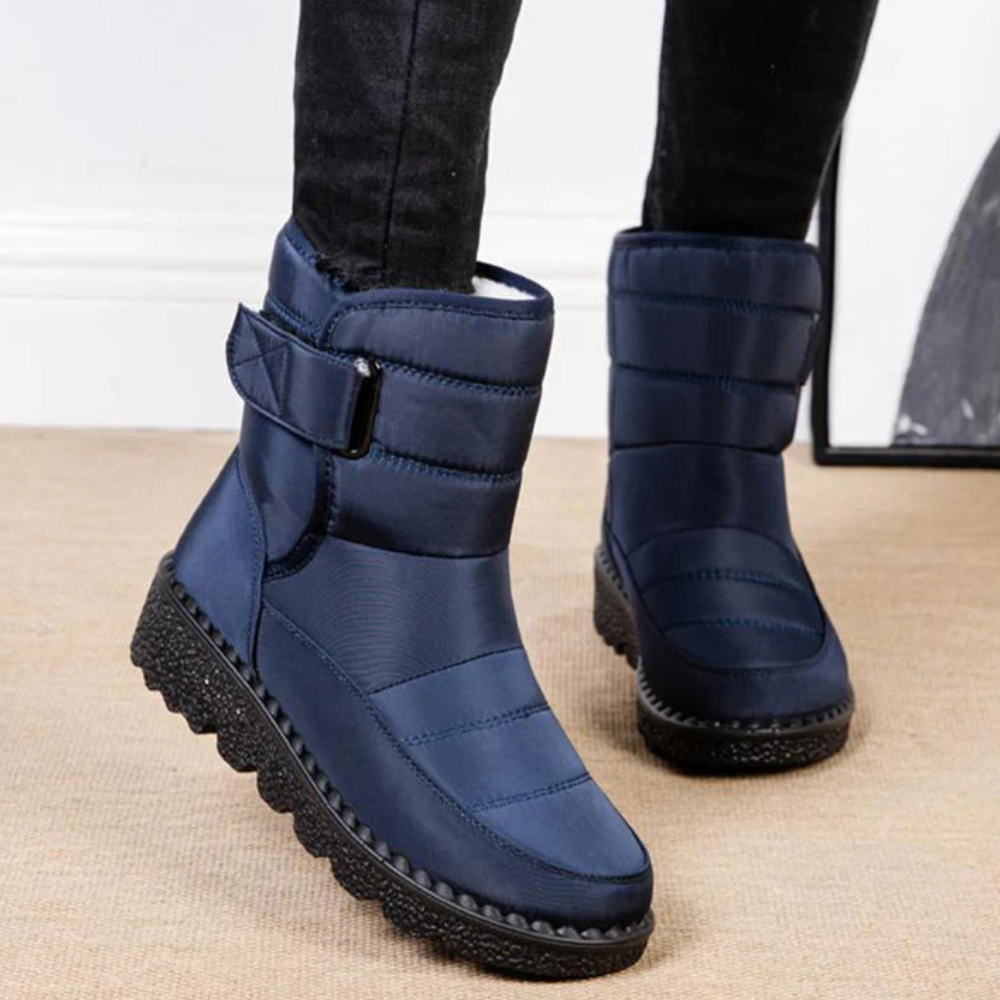 Kira Winterstiefel getragen im Schnee – wasserdichter Schutz sichtbar