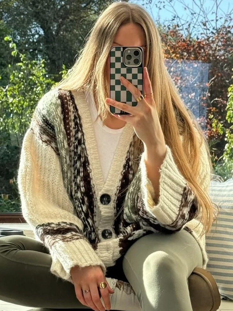 Detailansicht des feinen Zopfmusters am Damen-Pullover Svenja
