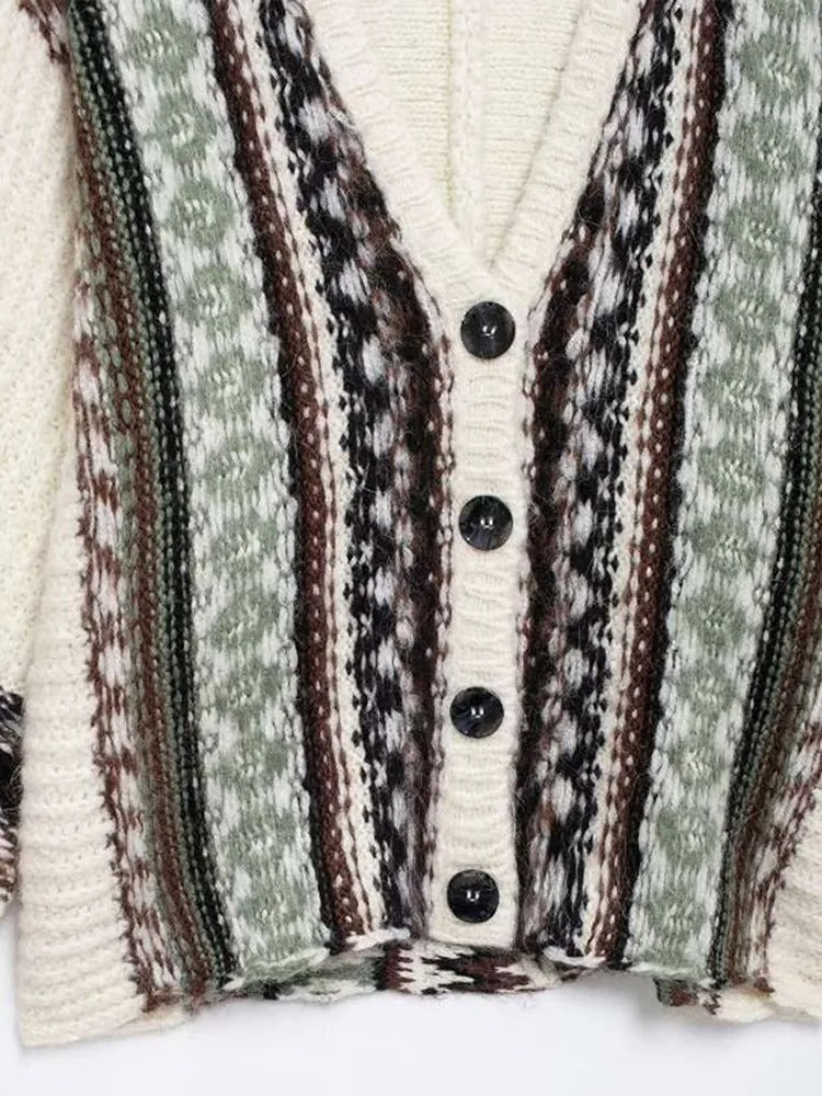 Weicher und wärmender Oversize-Pullover für Damen in Seitenansicht