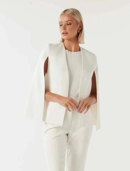 Elara Damen Cape-Blazer mit fließendem Schnitt und Ärmelschlitz in Weiß