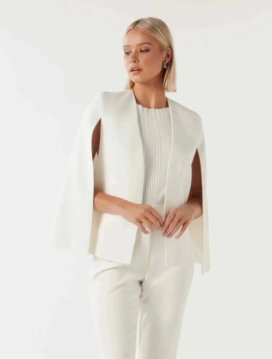 Elara Damen Cape-Blazer mit fließendem Schnitt und Ärmelschlitz in Weiß