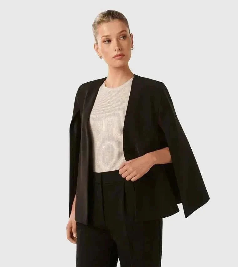 Elara Blazer kombiniert mit Anzughose und Body für stilbewuste Auftritte