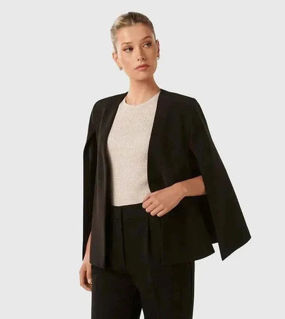Elara Blazer kombiniert mit Anzughose und Body für stilbewuste Auftritte