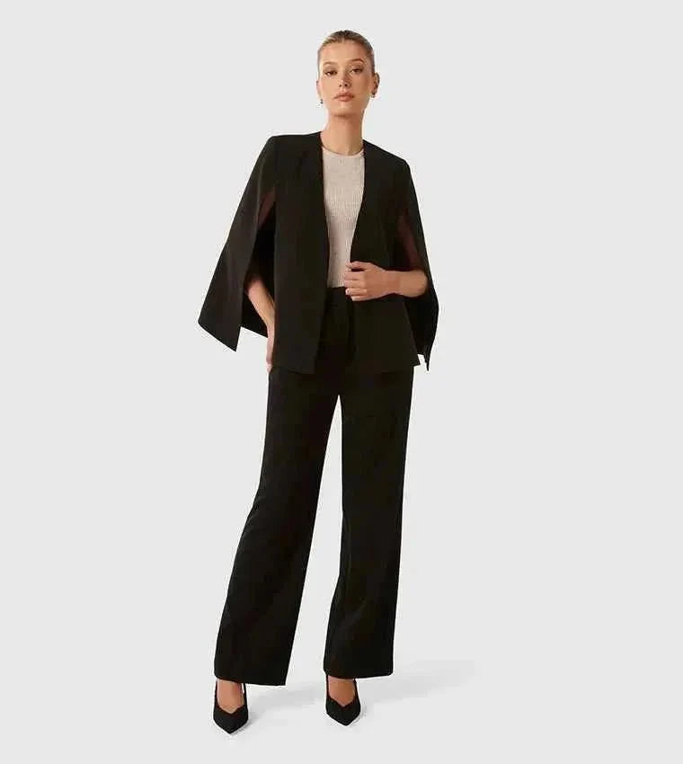 Frontansicht des Elara Cape-Blazers mit cleaner, verschlussfreier Front