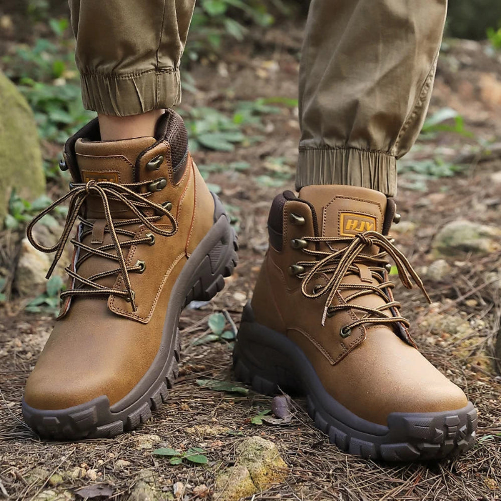 Herren Outdoor Wanderschuhe Schwarz auf Schotterpfad getragen