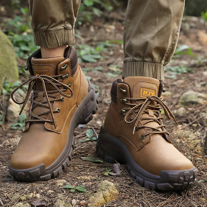Herren Outdoor Wanderschuhe Schwarz auf Schotterpfad getragen