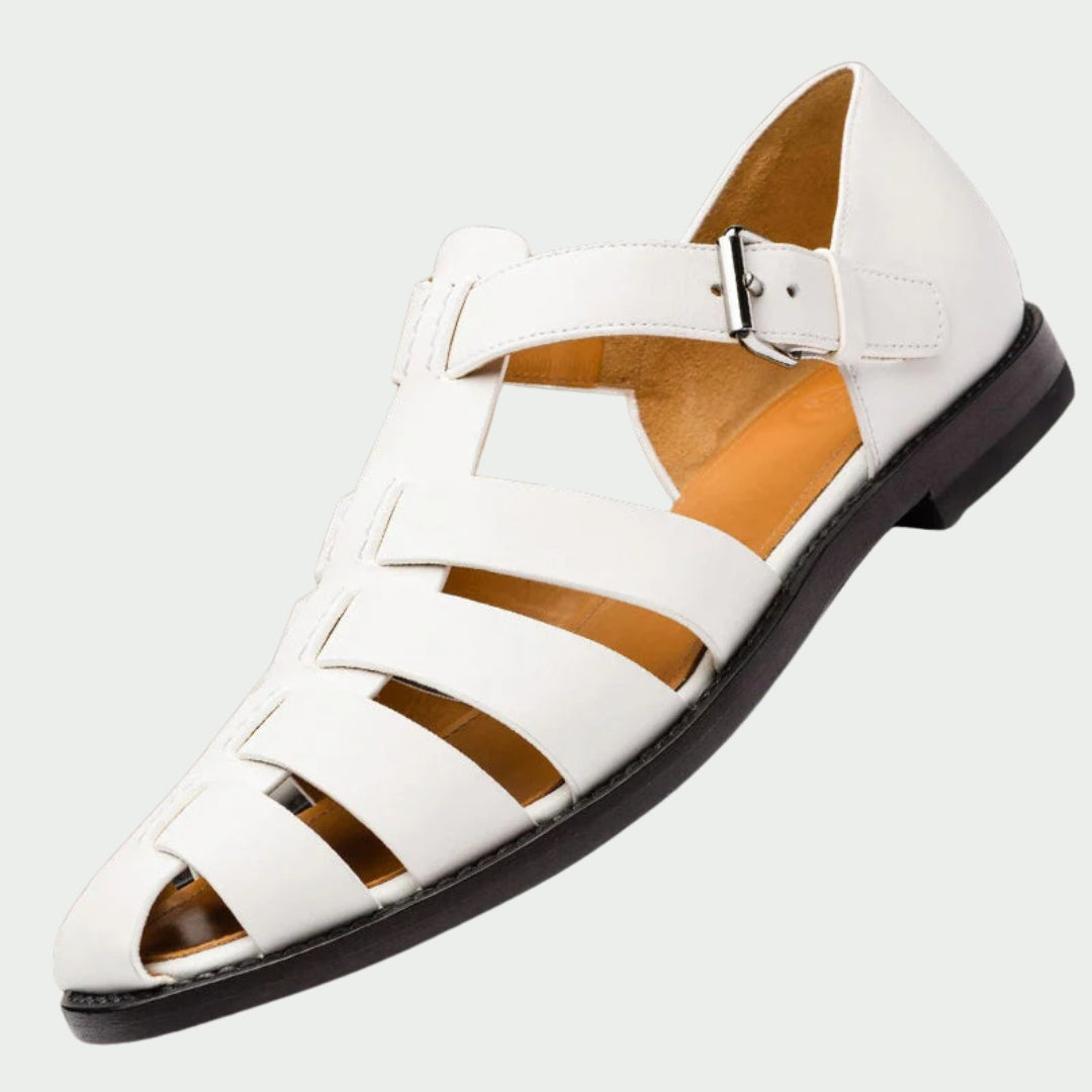 Nahaufnahme der verstellbaren Riemen der Owen™ Sandalen