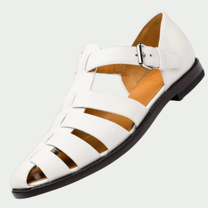 Nahaufnahme der verstellbaren Riemen der Owen™ Sandalen