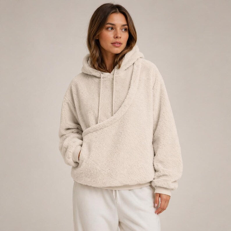 Frau trägt grauen Fleece-Hoodie mit kleinem Hund in der Tasche