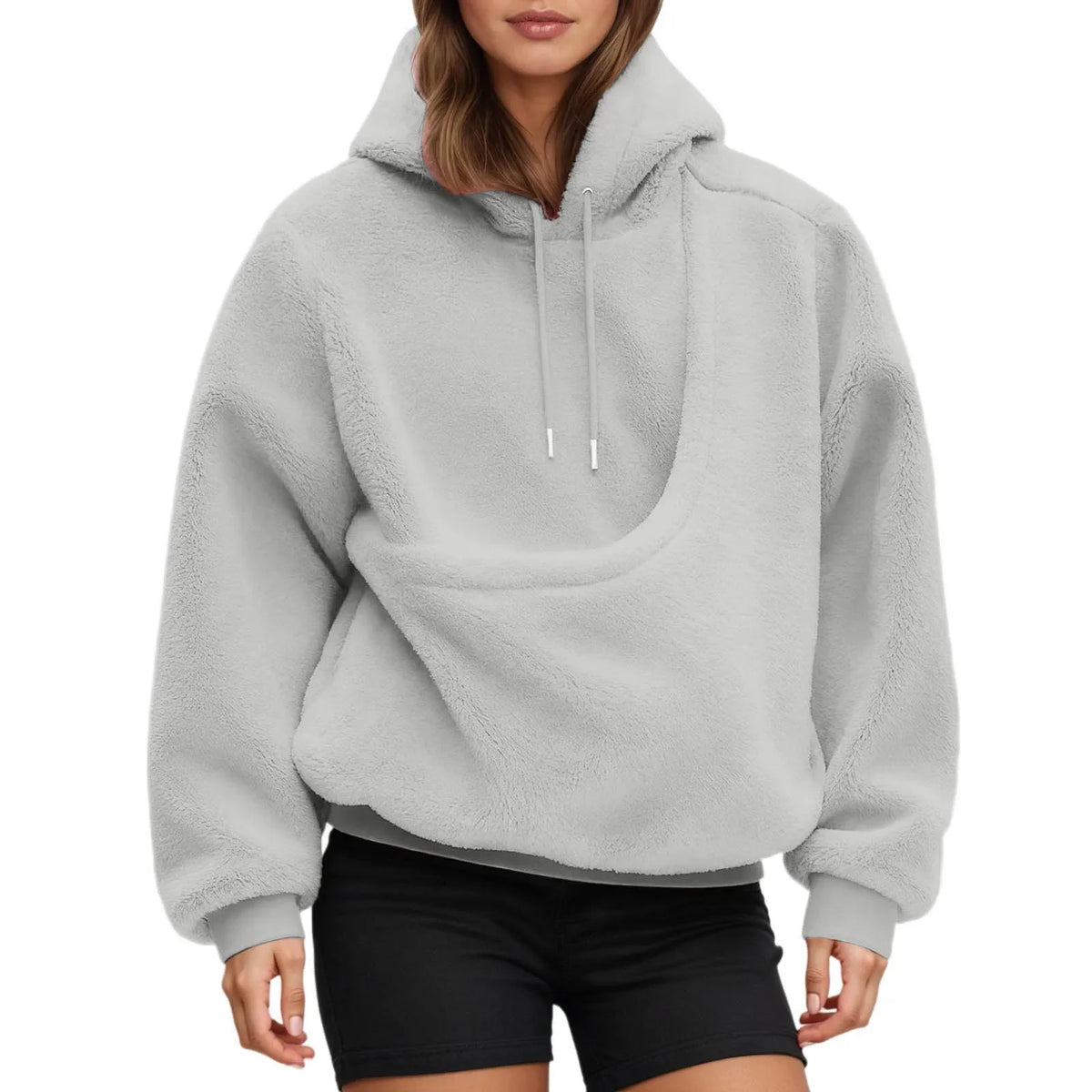 Chihuahua sitzt gemütlich in der Känguru-Tasche eines rosa Hoodies