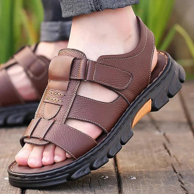 Detailaufnahme der Massage-Einlage der Tobias Herren Ledersandalen