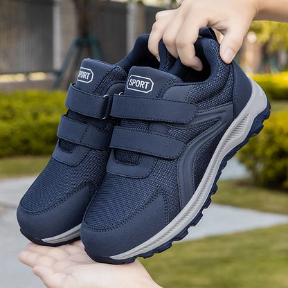 Rückansicht der stabilen, flachen Plattformsohle der Herren Walkingschuhe
