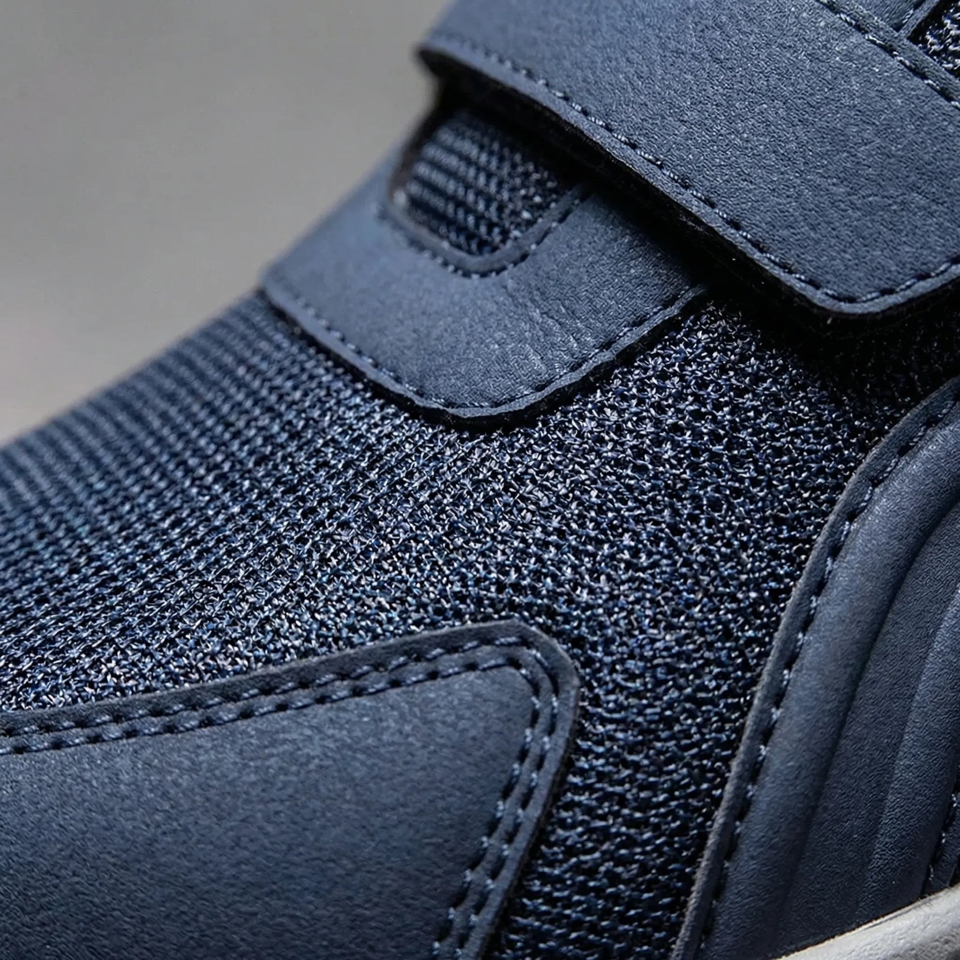 Paar Herren orthopädische Walkingschuhe in Schwarz und Dunkelblau im Vergleich