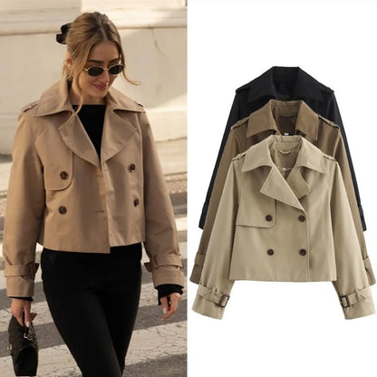 Lena Damen Crop-Jacke in Khaki mit zweireihigem Verschluss und Umlegekragen