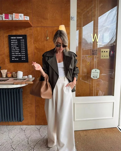 Lena Crop-Jacke Schwarz – cleaner Umlegekragen in Nahaufnahme