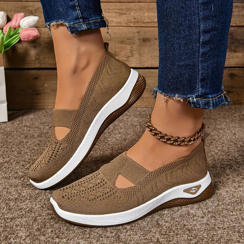 Frau trägt Lena Komfort-Sneaker im Alltag – Lifestyle-Aufnahme
