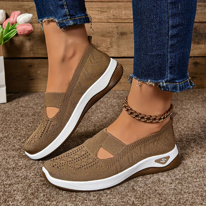 Frau trägt Lena Komfort-Sneaker im Alltag – Lifestyle-Aufnahme