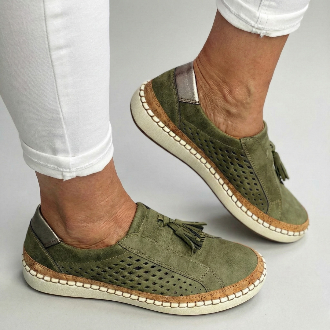 Lena Slip-Ons Seitenansicht mit rutschfester Sohle in Schwarz