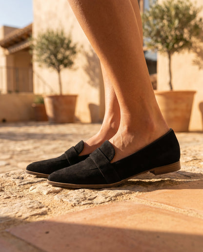 Lena Orthopädische Wildleder-Loafer Schwarz – getragen mit aufgerollten Jeans