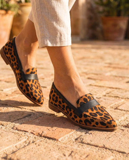 Lena Damen Wildleder-Loafer Khaki – Schrägansicht von vorne