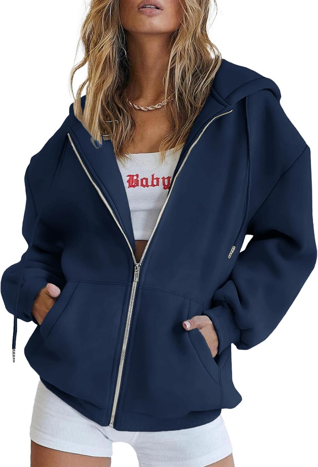 Damen Zip-Hoodie in Graugrün – kombiniert mit Jeans