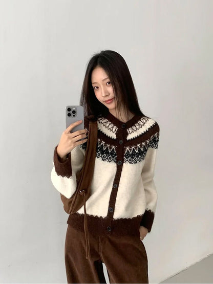 Gestrickte Damen-Cardigan mit offener Front in Beige – Ganzkörperansicht