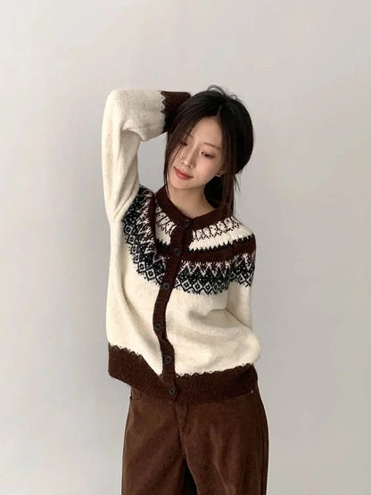 Wollstrickjacke mit Diamantmuster – Nahaufnahme Stricktextur