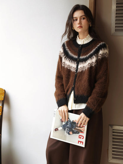 Gestrickte Damenjacke mit Jacquardmuster in Beige – Frontansicht