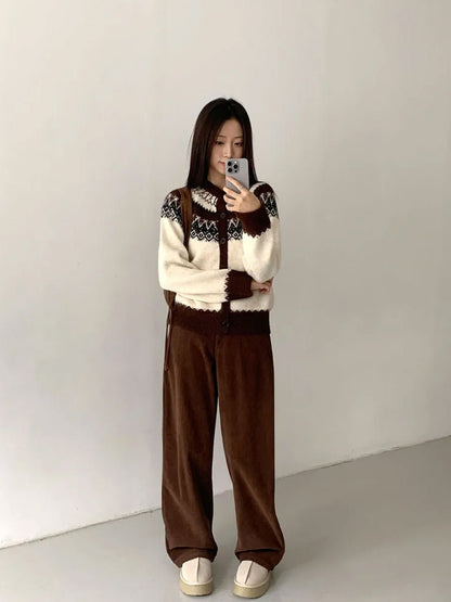 Herbst-Strickjacke mit Jacquardmuster – Layering über einem Top