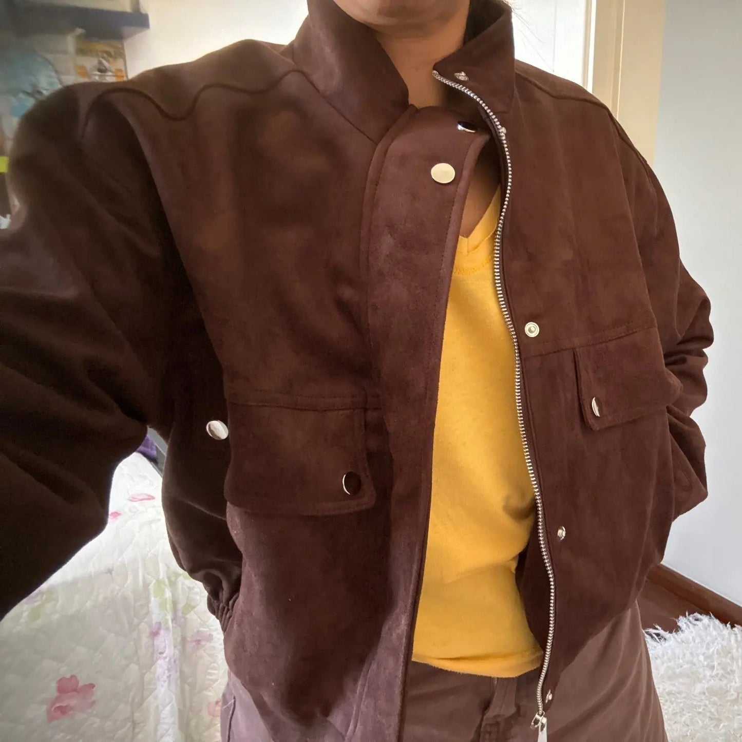 Nora Jacke in Dunkelbraun kombiniert mit Midi-Kleid und Sandalen