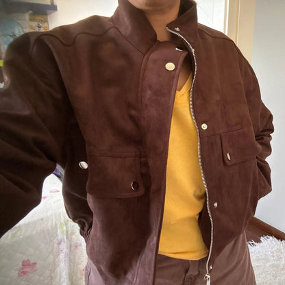 Nora Jacke in Dunkelbraun kombiniert mit Midi-Kleid und Sandalen