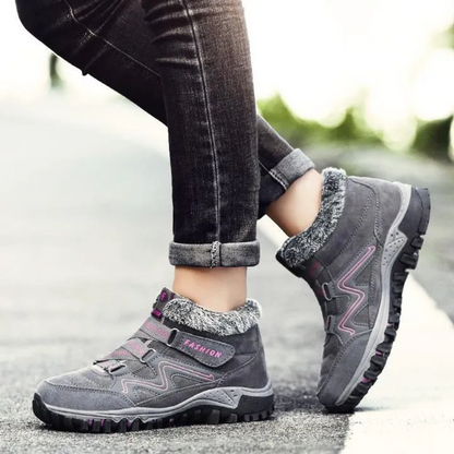 Norva Winterschuhe Schwarz/Weiß mit verstellbarem Verschluss – Frontansicht