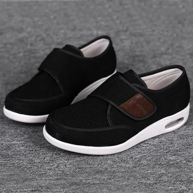 Orthopädische Schuhe mit herausnehmbarer Einlegesohle und tiefer Passform
