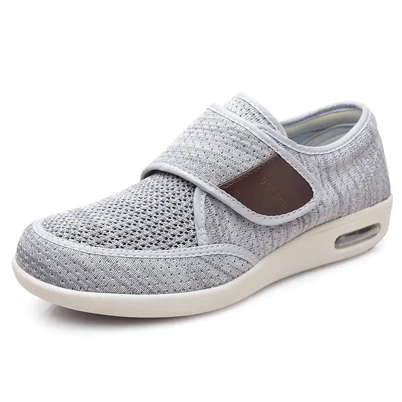 Orthopädische Schuhe in Grau – Frontalansicht mit breitem Zehenbereich