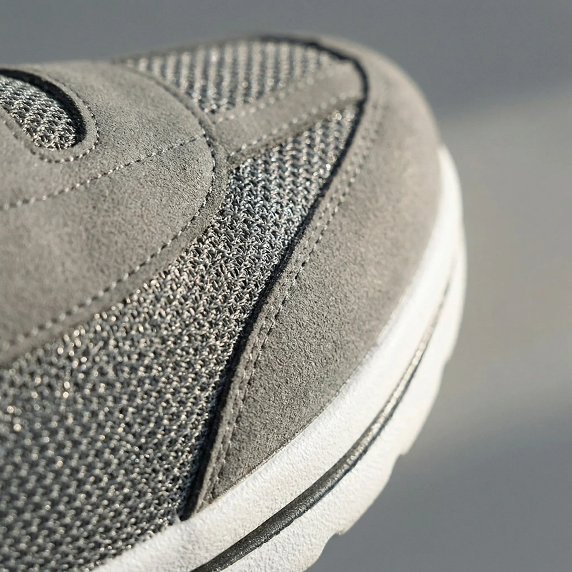 Valgora Sneaker in Weinrot – Seitenansicht auf weißem Hintergrund