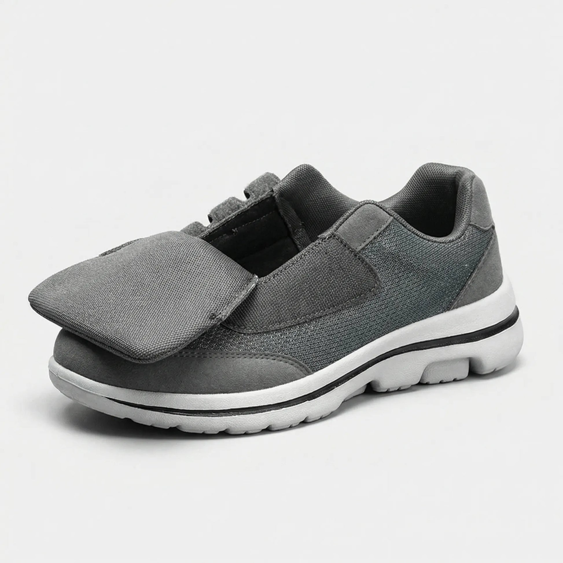 Orthopädischer Sneaker in Schwarz mit weiter Zehenbox – Außenansicht
